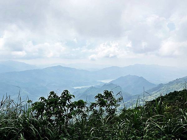 竹子尖山往南眺望南化水庫