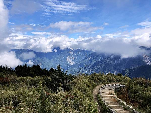 續行步道上稜線風景