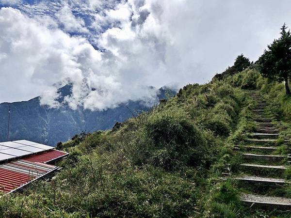 離開庫哈諾辛山屋續行步道