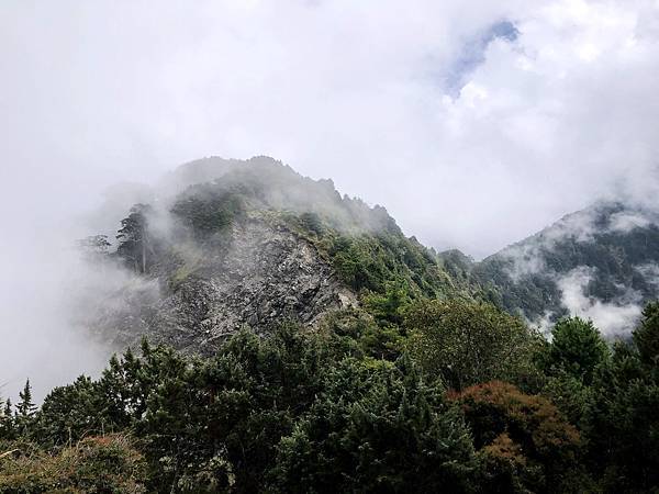 回程鞍部眺望崩壁山頭