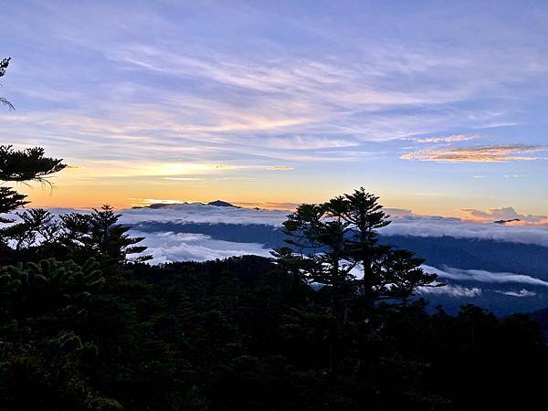 品田山前峰回看晨曦