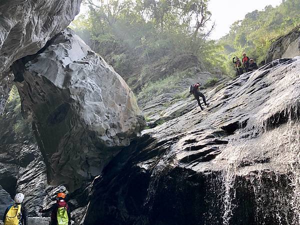 第六降「飛來石」杜鵑谷