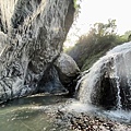 杜鵑谷「飛來石」斜瀑全景