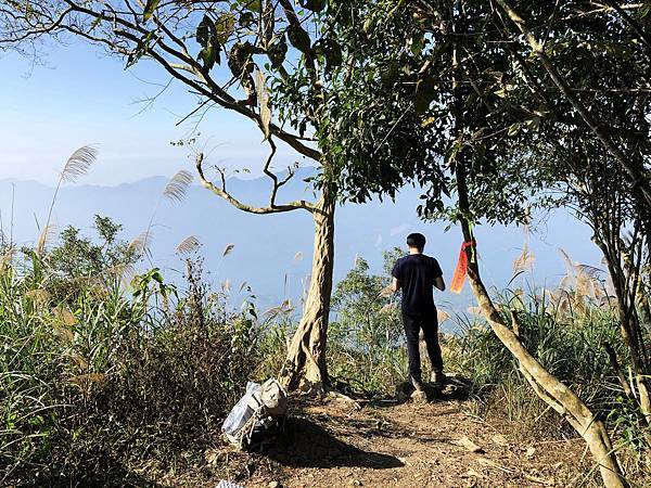 三腳南山三角點西側臨崖缺口