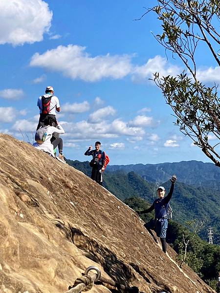 皇帝殿東峰拉繩攀岩