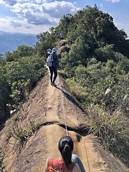 遭遇第一段裸岩瘦稜之險