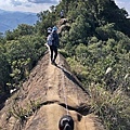 遭遇第一段裸岩瘦稜之險