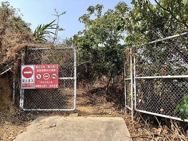 果園產業道路盡頭鐵門打開