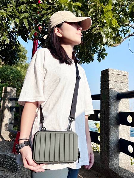 Travel Blue親膚烤漆斜背包 Travel Blue親膚烤漆斜背包