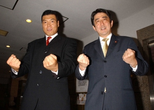 安倍首相與摔角.jpg