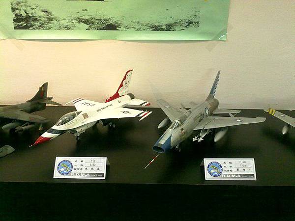 1_32 TB F-16 F-100.jpg