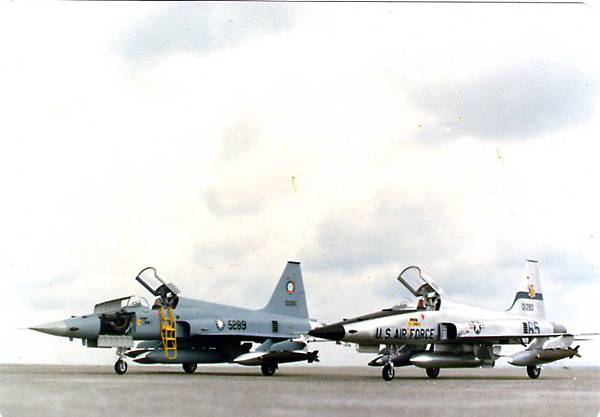 1-32 F-5E x2.jpg