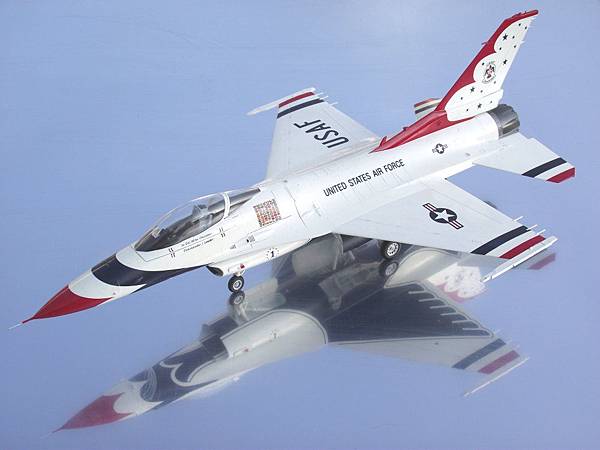 Hasegawa 長谷川 1/32 F-16 Thunderbird_1.jpg