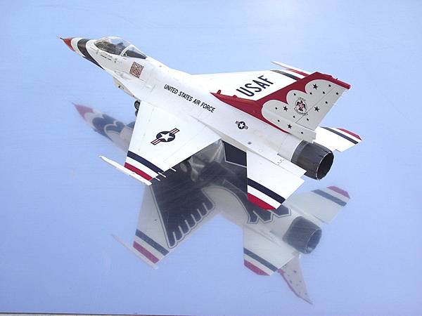 Hasegawa 長谷川  1/32 F-16 Thunderbird_2.jpg