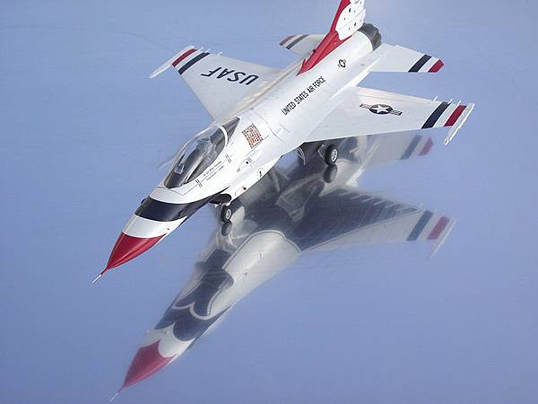 Hasegawa 長谷川  1/32 F-16 Thunderbird_3.jpg