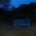 天漸漸亮了之後才發現原來溫泉旁邊就是個漂亮的瀑布