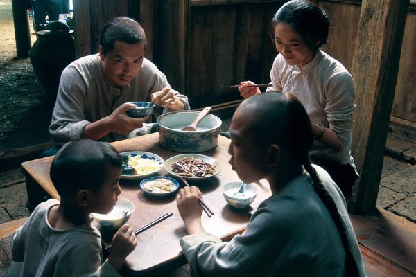 劉金喜一家人開心的吃飯