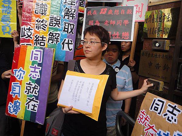 《友善台灣聯盟》成員們赴地檢署按鈴申告 20110512