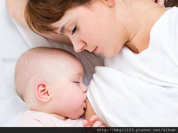 ELNbreastfeedingbrownhaired-800x600