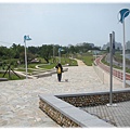 20100419下午1點14分黑面於桃園檜稽河濱公園散步.jpg