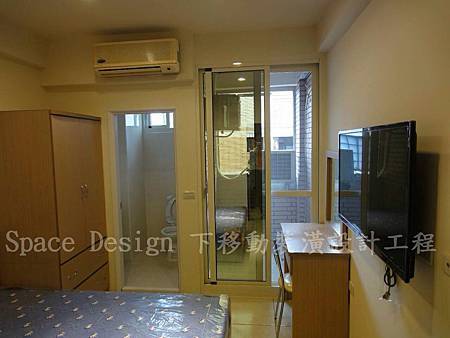 高雄陳先生跟銀行貸款400多萬購買了約10年的房屋,陳先生找設計師依有限的金額不到150萬的預算,做為設計施工統包總工程款費用,屋主陳先生平常忙於自己的事業,把工程完全交給設計師規畫設計施工,完成品讓屋主陳先生大吃一驚,如今套房地點即屋況漂亮,已1間7000元成功出租給上班族即大學生使用,每個月有3萬5的租金收入,攤還房屋貸款本金利息即裝修費而外還有租金收入,相當滿意設計師替屋主開源節流。 高雄陳先生跟銀行貸款400多萬購買了約10年的房屋,陳先生找設計師依有限的金額不到150萬的預算,做為設計施工統包總工程款費用,屋主陳先生平常忙於自己的事業,把工程完全交給設計師規畫設計施工,完成品讓屋主陳先生大吃一驚,如今套房地點即屋況漂亮,已1間7000元成功出租給上班族即大學生使用,每個月有3萬5的租金收入,攤還房屋貸款本金利息即裝修費而外還有租金收入,相當滿意設計師替屋主開源節流。