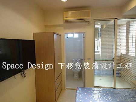 高雄陳先生跟銀行貸款400多萬購買了約10年的房屋,陳先生找設計師依有限的金額不到150萬的預算,做為設計施工統包總工程款費用,屋主陳先生平常忙於自己的事業,把工程完全交給設計師規畫設計施工,完成品讓屋主陳先生大吃一驚,如今套房地點即屋況漂亮,已1間7000元成功出租給上班族即大學生使用,每個月有3萬5的租金收入,攤還房屋貸款本金利息即裝修費而外還有租金收入,相當滿意設計師替屋主開源節流。 高雄陳先生跟銀行貸款400多萬購買了約10年的房屋,陳先生找設計師依有限的金額不到150萬的預算,做為設計施工統包總工程款費用,屋主陳先生平常忙於自己的事業,把工程完全交給設計師規畫設計施工,完成品讓屋主陳先生大吃一驚,如今套房地點即屋況漂亮,已1間7000元成功出租給上班族即大學生使用,每個月有3萬5的租金收入,攤還房屋貸款本金利息即裝修費而外還有租金收入,相當滿意設計師替屋主開源節流。