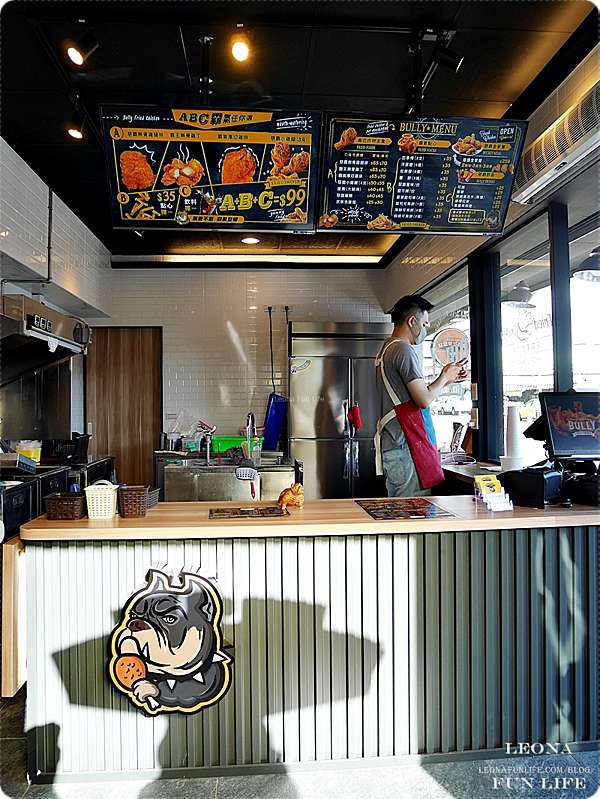 台中東區炸雞推薦 惡霸美式炸雞 厚切雞排啾西美味 松果薯可愛又好吃 新店報到 Leona Fun Life 美食旅遊親子美妝