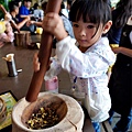 苗栗三義親子景點十六份人文茶館 勝興車站 擂茶 搗麻糬 榨苦茶油DSC00850.JPG