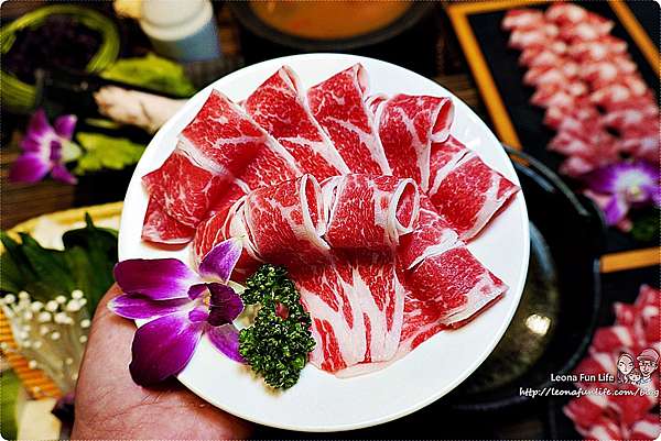 台中火鍋推薦 小胖鮮鍋崇德店 泡菜 味增鮮奶 麻油燒酒鍋底風味多 生猛海鮮搭配25oz牛魔王肉盤份量驚人又美味 台中火鍋推薦 小胖鮮鍋崇德店 泡菜 味增鮮奶 麻油燒酒鍋底風味多 生猛海鮮搭配25oz牛魔王肉盤份量驚人又美味