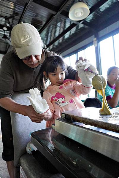 新社親子一日遊景點 新社商圈 採香菇 撿雞蛋 做蛋捲 布拉姆田莊 食農 昇和香菇園採木耳 台中親子遊 行程安排 帶著長輩出遊DSC06893.JPG