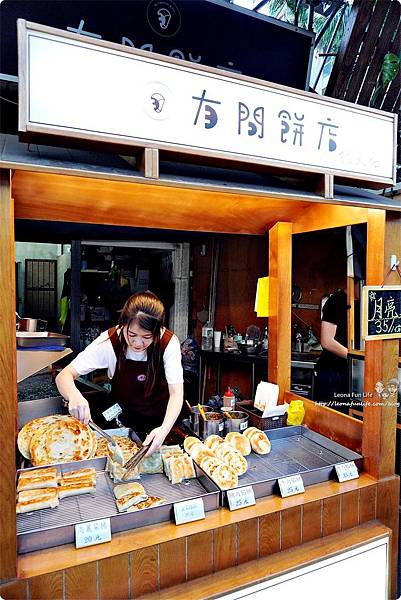 一中街銅板美食 下午茶點心月亮蝦餅 餡餅 韭菜盒子 傳統小吃 麵食 泰式料理 學生美食 平價 有間餅店DSC05481.JPG