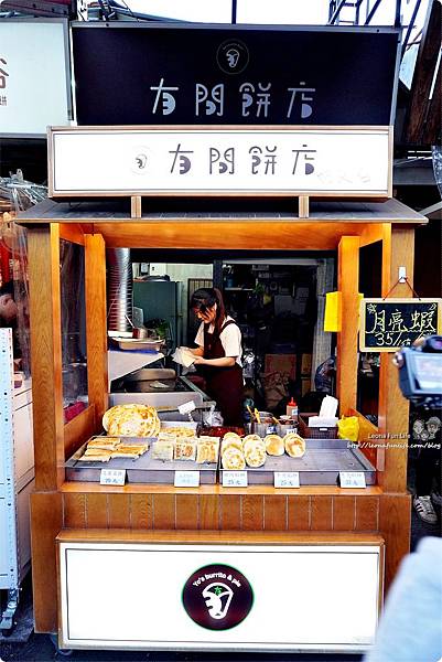 一中街銅板美食 下午茶點心月亮蝦餅 餡餅 韭菜盒子 傳統小吃 麵食 泰式料理 學生美食 平價 有間餅店DSC05489.JPG