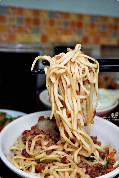 王爺魚翅肉羹 辦桌米糕 菜單 銅板美食 台中美食 台中必吃 逢甲美食 僑光美食 水湳美食 經貿水湳園區 魚翅肉羹 必吃肉羹 古早味美食 滷肉飯 水湳中國醫 水湳推薦美食 水湳早午餐水湳市場 小魚乾辣椒醬DSC02904.JPG