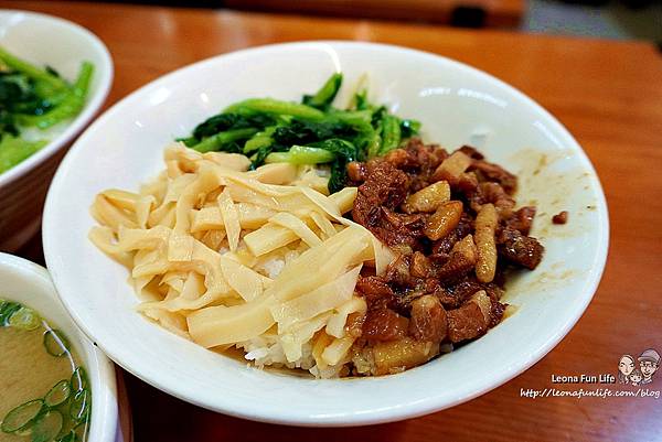 虎尾魯香香 虎尾小吃推薦 虎尾景點  雲林美食 虎尾光復路 雲林虎尾美食  附近美食 雲林虎尾中正路美食 滷肉飯 排骨酥湯DSC04095.JPG