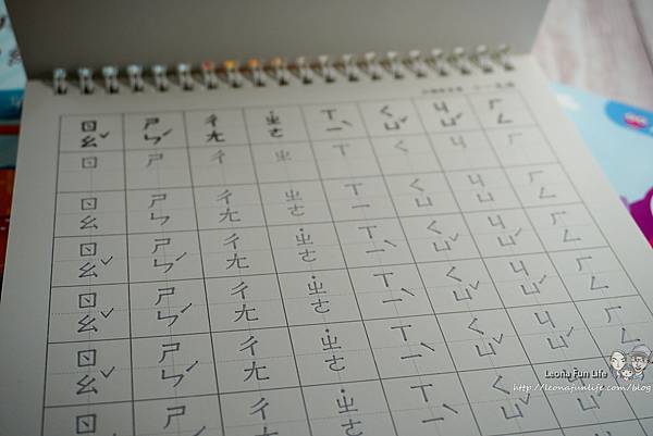 凹槽書 凹槽練習本 凹槽練習本注音  凹槽練字有用嗎  凹槽字帖繁體  幼兒園專用凹槽練字本  筆順練習本  凹字練習本  凹槽英文  練字帖  小一先修 凹 槽 練習簿  心經 凹 槽 字帖 小朋友學寫字DSC05992.JPG