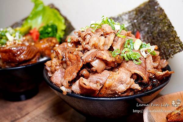 台中丼飯 台中浮誇丼飯 台中日式丼飯 牛丁次郎坊 牛丁次郎坊分店 台中 菜單 平價丼飯 台中燒肉丼飯 滿滿肉山 高CP值的燒肉丼飯 深夜食堂台中 北屯宵夜 DSC03676.JPG