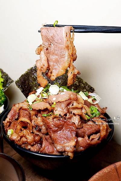 台中丼飯 台中浮誇丼飯 台中日式丼飯 牛丁次郎坊 牛丁次郎坊分店 台中 菜單 平價丼飯 台中燒肉丼飯 滿滿肉山 高CP值的燒肉丼飯 深夜食堂台中 北屯宵夜 DSC03704.JPG