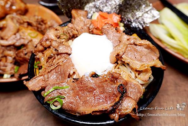 台中丼飯 台中浮誇丼飯 台中日式丼飯 牛丁次郎坊 牛丁次郎坊分店 台中 菜單 平價丼飯 台中燒肉丼飯 滿滿肉山 高CP值的燒肉丼飯 深夜食堂台中 北屯宵夜 DSC03705.JPG