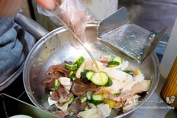 台中鹽水雞 逢甲鹹水雞  逢甲鹽水雞 台中鹽水雞推薦 逢甲夜市美食 必吃 四川麻辣 泰式 韓式炸雞DSC01831.JPG