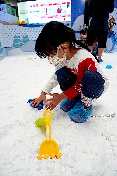 宇宙喵樂園 樂雪公園 大魯閣新時代購物中心 台中玩雪 親子樂園 滑雪 期間限定 仿真雪 滑雪圈雪盆 室內雪場 親子套票1DSC068841DSC07003.JPG