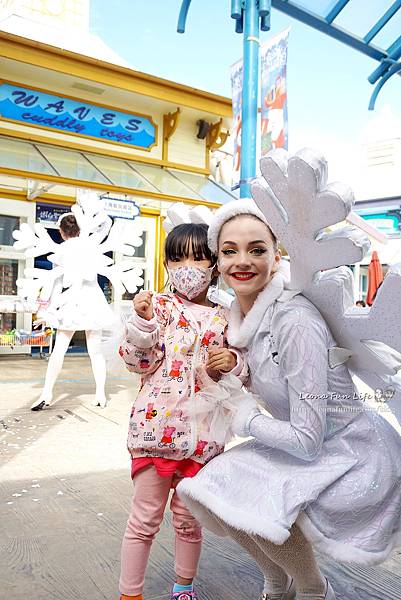 期間限定花蓮遠雄海洋公園-銀白飄雪聖誕季、歡樂遊行、雪屋玩雪，還有美人魚共舞喔!花蓮景點1DSC08611.jpg