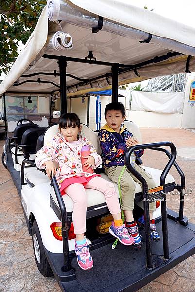 期間限定花蓮遠雄海洋公園-銀白飄雪聖誕季、歡樂遊行、雪屋玩雪，還有美人魚共舞喔!花蓮景點1DSC08633.JPG