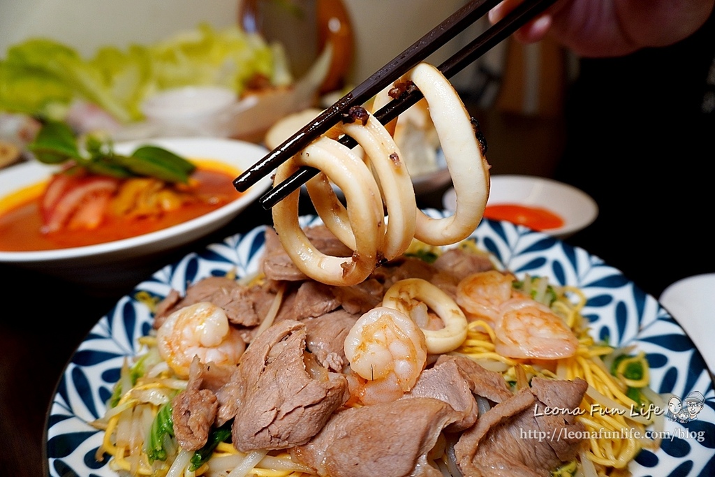 台中大里美食 越好吃越南料理 越好吃 大里越南料理 台中越南料理 台中美食 大里越南美食 台中越南美食 異國美食 酸辣涼拌三鮮 海陸炒麵 越式拿鐵1DSC03309.JPG