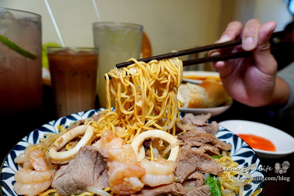 台中大里美食 越好吃越南料理 越好吃 大里越南料理 台中越南料理 台中美食 大里越南美食 台中越南美食 異國美食 酸辣涼拌三鮮 海陸炒麵 越式拿鐵1DSC03346.JPG