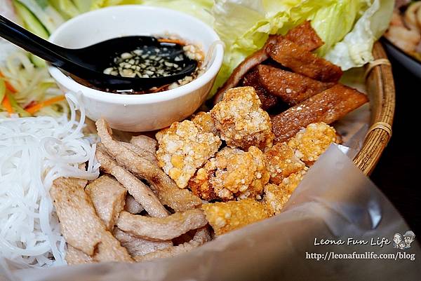 台中大里美食 越好吃越南料理 越好吃 大里越南料理 台中越南料理 台中美食 大里越南美食 台中越南美食 異國美食 酸辣涼拌三鮮 海陸炒麵 越式拿鐵1DSC03394.JPG