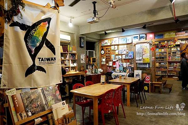 台東二手書店咖啡廳 晃晃二手書店 閱讀 小酌 貓咪 咖啡香 慢活步調中享受書香環繞 台東景點 Leona Fun Life 美食旅遊親子美妝