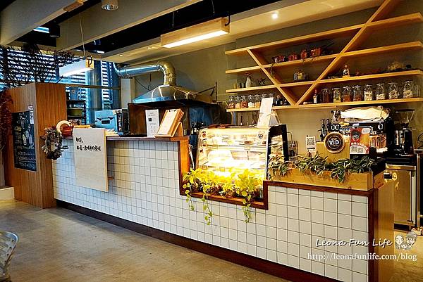 台東文青景點台東故事館-文創書店拍美照喝調酒，白天夜晚各有不同的風貌，還有兒童閱覽室喔!!DSC04089.JPG
