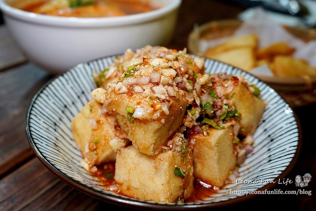 台中捷運美食 文新崇德站 泰小葉菜單 泰式料理  泰式料理台中 平價泰式料理 泰式料理cp值 內用限定 涼拌酸辣蛤蠣 辣醬香腸DSC07023.JPG