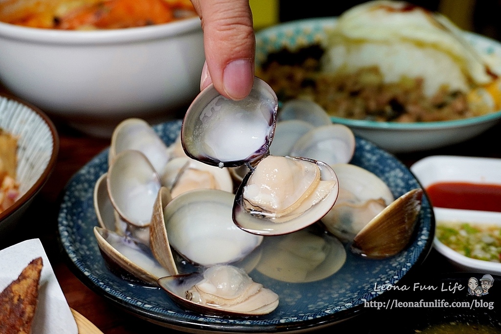 台中捷運美食 文新崇德站 泰小葉菜單 泰式料理  泰式料理台中 平價泰式料理 泰式料理cp值 內用限定 涼拌酸辣蛤蠣 辣醬香腸DSC07069.JPG