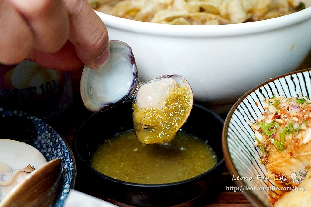 台中捷運美食 文新崇德站 泰小葉菜單 泰式料理  泰式料理台中 平價泰式料理 泰式料理cp值 內用限定 涼拌酸辣蛤蠣 辣醬香腸DSC07080.JPG